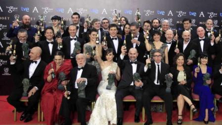 Foto de familia de todos los premiados a la finalización de la gala de entrega de los 28 premios Goya
