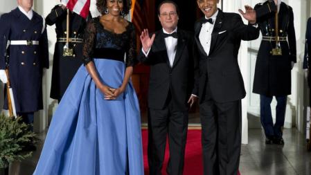 Michelle Obama y President Barack Obama dan la bienvenida al presidente François Hollande en la Casa Blanca. Ella luce un diseño de Carolina Herrera.