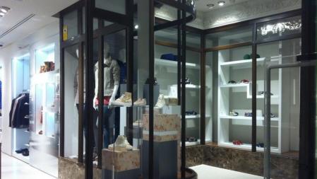 Escaparate de la zapatería Geox, que hasta el verano de 2013 fue el emblemático Palacio del Juguete