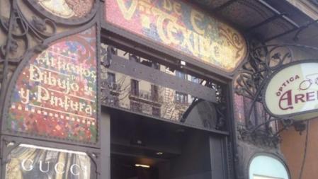 La Òptica Arense, en la Ronda Sant Pere, luce la antigua decoración de una tienda de dibujo y pintura