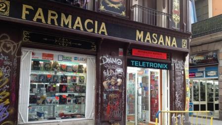 La antigua farmacia Masana, en el Raval, hoy es un establecimiento de telefonía y electrónica