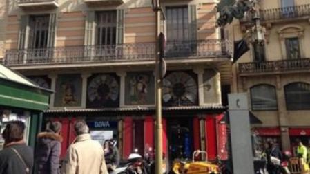 La 'Casa dels Paraigües', en la Rambla, acoge una sucursal del BBVA