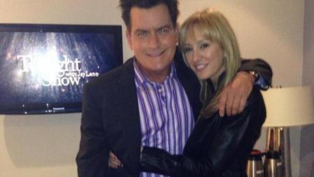 Charlie Sheen y su novia, Brett Rossi, en una imagen subida a Twitter