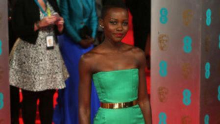 Lupita Nyong'o sobre la alfombra roja de los Bafta con un diseño de alta costura de Raf Simons para Dior