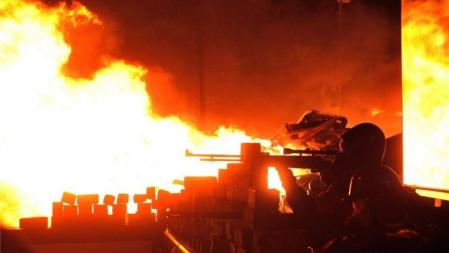 Manifestantes protestan en la plaza de la independencia de Kíev, en Ucrania