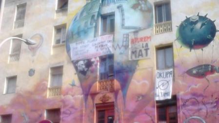 Fachada del centro social ocupado La Carboneria, en la esquina de Urgell y Floridablanca, en Barcelona