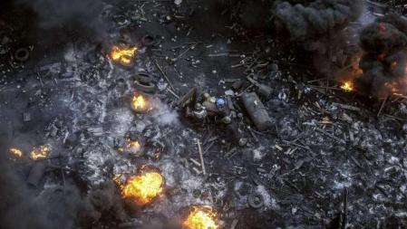 Manifestantes cruzan las barricadas incendiadas en la plaza Maidán en Kíev