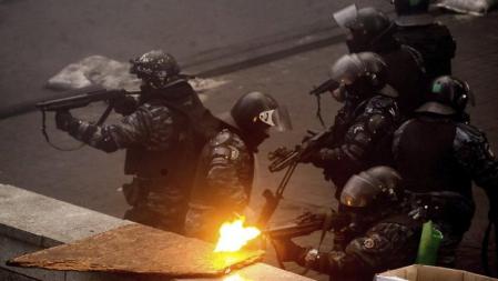 Policías antidisturbios disparan contra los manifestantes durante los enfrentamientos en la Plaza de la Independencia de Kíev (Ucrania)