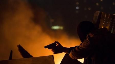 Un opositor al Gobierno de Ucrania porta un arma en Kíev