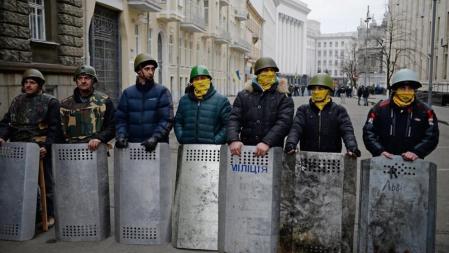 Los manifestantes han tomado pacíficamente las calles y los edificios institucionales y presidenciales de Kiev, permitiendo la entrada en ellos a todos los que lo deseen