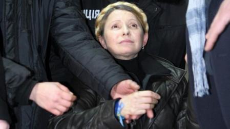 Tymoshenko custodiada por sus seguidores a la salida del hospital tras ser liberada