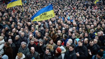 La plaza de la Independencia, principal fortín de los manifestantes ucranianos, se ha vuelto a llenar tras la toma de la capital por parte de la oposición