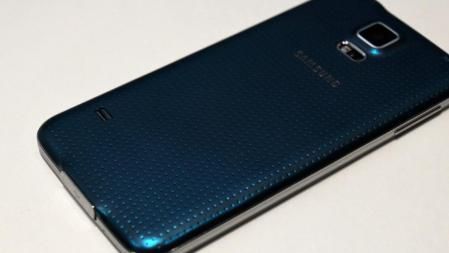 La parte trasera del Samsung Galaxy S5, microperforada