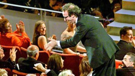 Un emocionado Roberto Benigni se subió a las butacas al recoger el premio otorgado a 'La vida es bella' en 1998