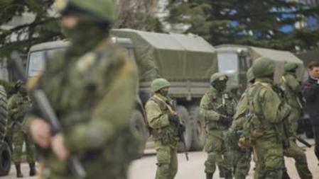 Hombres armados no identificados, vestidos con uniforme militar, bloquean la base militar de Balaklava, en la península de Crimea, Ucrania