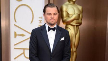 Leonardo DiCaprio luce un traje de Armani en la alfombra roja de los Oscar 2014