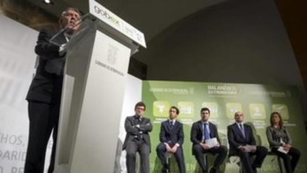 El consejero de economía del Gobierno de Extremadura, Antonio Fernández, durante la presentación de la balanza fiscal elaborada por su Ejecutivo adelantándose a la que hará pública el Ministerio que dirige Cristóbal Montoro a final de mes.