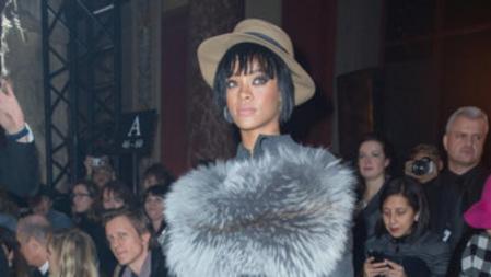 Rihanna viste de gris para el desfile de Lanvin en la Paris Fashion Week