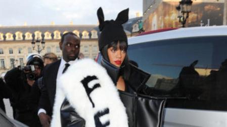 La cantante Rihanna viste con una singular estola de pelo para el desfile de Commes des Garçons