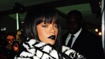Rihanna acudió con un 'look' muy sugerente al desfile de Jean Paul Gaultier en la Paris Fashion Week