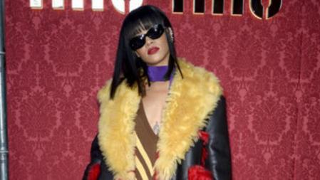 Rihanna asiste al desfile de Miu Miu en la Paris Fashion Week