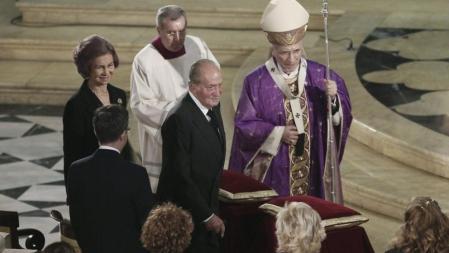 Los reyes Juan Carlos y Sofía, a su llegada hoy a la catedral de la Almudena donde tiene lugar el funeral de Estado que oficia el arzobispo de Madrid, Antonio María Rouco Varela (d), el primer acto de homenaje de los que se celebrarán durante toda la jornada en la capital con motivo del décimo aniversario de los atentados del 11M
