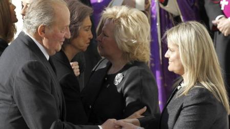 Los Reyes, don Juan Carlos y doña Sofía, saludan a la presidenta de la Asociación de Víctimas del Terrorismo (AVT), Ángeles Pedraza, y a la presidenta de la Fundación de Víctimas del Terrorismo (FVT), María del Mar Blanco, a su llegada a la catedral de La Almudena donde se celebra el funeral de Estado con motivo del décimo aniversario de los atentados del 11M, en los que murieron 191 personas y más de 1.800 resultaron heridas
