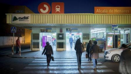 Vista tomada a primera hora de la mañana de la plaza de la estación de Cercanías de Renfe de Alcalá de Henares, de donde partió hace ahora diez años uno de los trenes rumbo a Atocha, y que pasará a llamarse Plaza del 11 de Marzo
