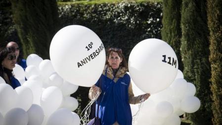 Momento del homenaje en el Bosque del Recuerdo del parque del Retiro, en el que se ha lanzado al cielo un globo blanco por cada uno de los 191 fallecidos en los atentados del 11M