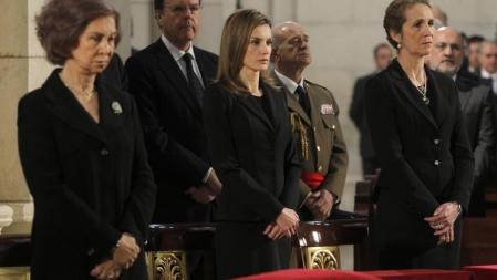 La reina Sofía, junto a la princesa de Asturias y la infanta Elena, en la catedral de la Almudena, durante el funeral de Estado