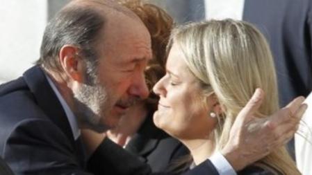 El secretario general del PSOE, Alfredo Pérez Rubalcaba, saluda a la presidenta de la Fundación de Víctimas del Terrorismo, Mari Mar Blanco.