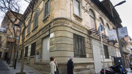 Fachada de la antigua cooperativa La Lleialtat Santsenca