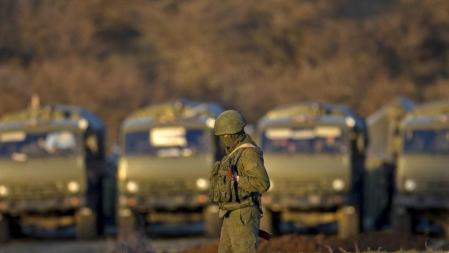 Soldados pro rusos patrullan por los alrededores de Crimea