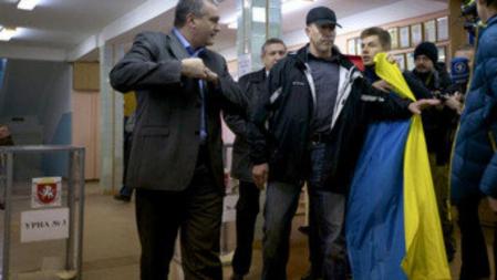 Partidarios de la permanencia de Crimea en Ucrania en la jornada de hoy del referéndum en la península ucraniana de mayoría prorusa