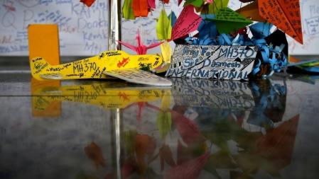 Un avión de cartón y mensajes de recuerdo a los desaparecidos en el avión MH 370 de Malaysia Airlines