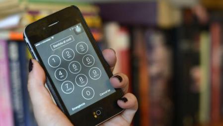 Para hacer más seguro el teléfono, iPhone permite configurar una contraseña de más de cuatro dígitos que es recomendable activar