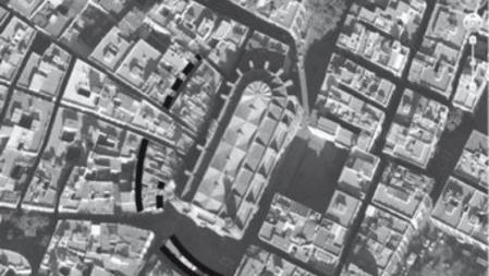 La elipse de la trama urbana entorno a Santa Maria del mar es uno de los argumentos utilizados por la investigadora Jordina Sales para situar en este lugar un posible anfiteatro de la Barcelona romana