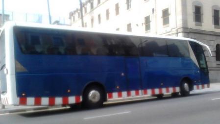 Autocar policial aparcado frente a la prisión Model, este miércoles