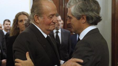 El rey Juan Carlos da el pésame Adolfo Suarez Illana por el fallecimciento de su padre, el expresidente Adolfo Suárez