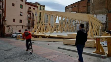 Montaje de la estructura de la tienda de Desigual en uno de los solares del Mercat del Pla