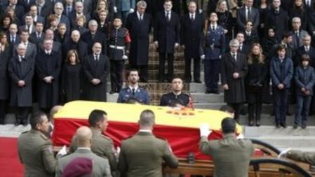 El piquete de honor coloca el féretro con los restos mortales del expresidente Adolfo Suárez, envuelto en la bandera española, en un armón de artillería tirado por cuatro caballos, tras abandonar el Congreso de los Diputados e iniciar su recorrido solemne por la Carrera de San Jerónimo y en dirección a la Plaza de Cibeles, el último destino del expresidente antes de su partida a Ávila.
