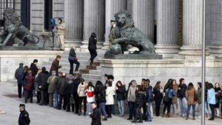 Una larga cola de ciudadanos esperaba desde primera hora en la Carrera de San Jerónimo para poder entrar al Salón de Pasos Perdidos del Congreso de los Diputados donde se encuentra instalada la capilla ardiente del expresidente del Gobierno Adolfo Suárez.