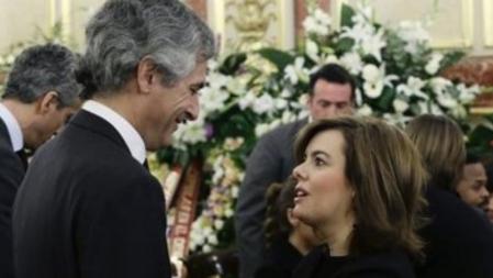La vicepresidenta del Gobierno, Soraya Sáenz de Santamaría, presenta sus condolencias a Adolfo Suárez Illana, esta mañana en la capilla ardiente del expresidente Adolfo Suárez instalada en el salón de Pasos Perdidos del Congreso.