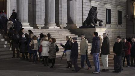 Decenas de personas hacen cola para a la capilla ardiente del expresidente del Gobierno Adolfo Suárez