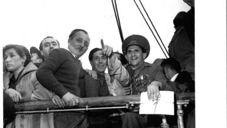 Llegada al puerto de Barcelona del Semiramis. El barco con 286 repatriados de la Unión Soviética a bordo, la mayoría voluntarios de la División Azul, se convierte en uno de los símbolos de nuestra Guerra Civil.