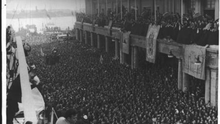 Llegada al puerto de Barcelona del Semiramis. El barco con 286 repatriados de la Unión Soviética a bordo, la mayoría voluntarios de la División Azul, se convierte en uno de los símbolos de nuestra Guerra Civil.