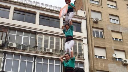 Castellers durante la presentación de la campaña de Òmnium Cultural