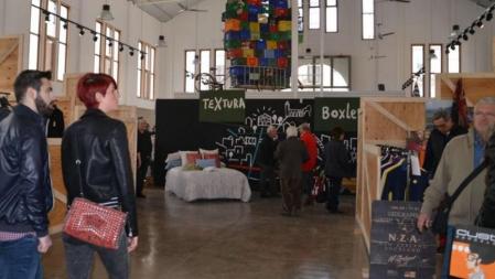 Interior del Mercat del Pla con las primeras tiendas de outlet efímeras