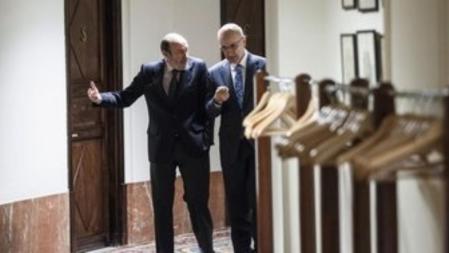 Duran i Lleida y Alfredo Pérez Rubalcaba, en la M-30 del Congreso de los Diputados.