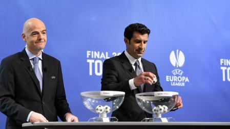 Gianni Infantino y Luis Figo, en el sorteo de semifinales de Champions League